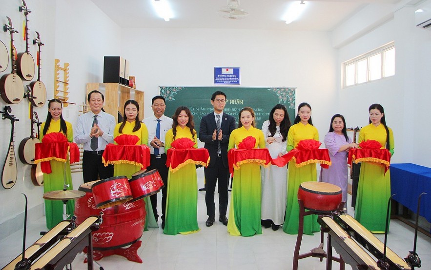 Can Tho Receives Musical Instruments From Japanese Government