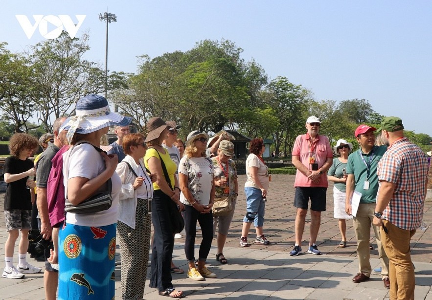Hue Welcomes First Flight From Kunming City, China