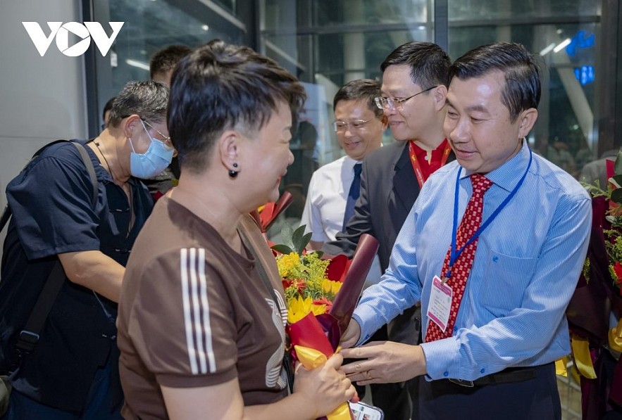 Hue Welcomes First Flight From Kunming City, China