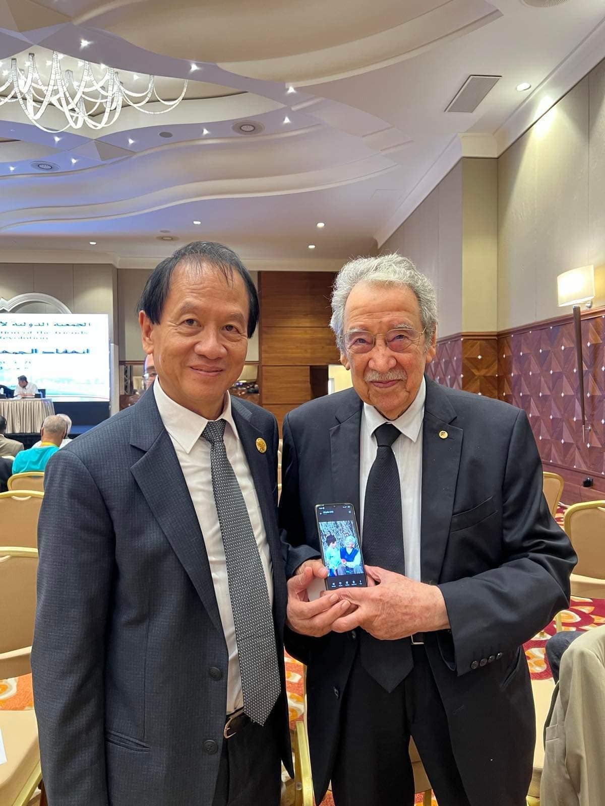 Algerian diplomat Noureddine Djoudi and Vo Hong Nam, son of General Vo Nguyen Giap. 