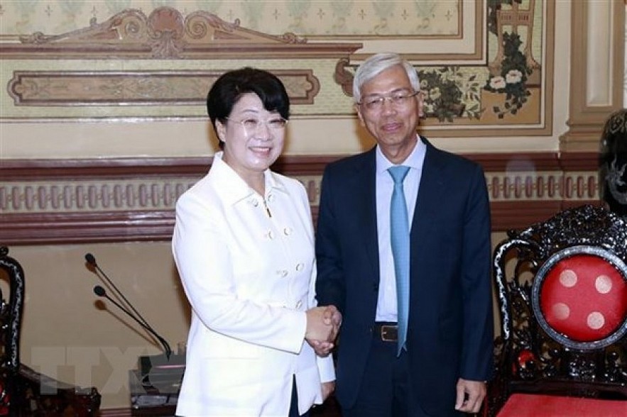 Vice Chairman of the Ho Chi Minh City People's Committee Vo Van Hoan (R) and Deputy Governor of Gyeongsangbuk province  Dal Hee Lee.