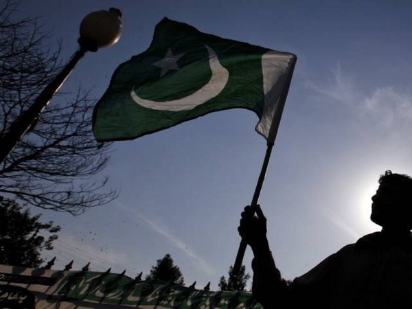 pakistan over 70 factory workers looted in karachi