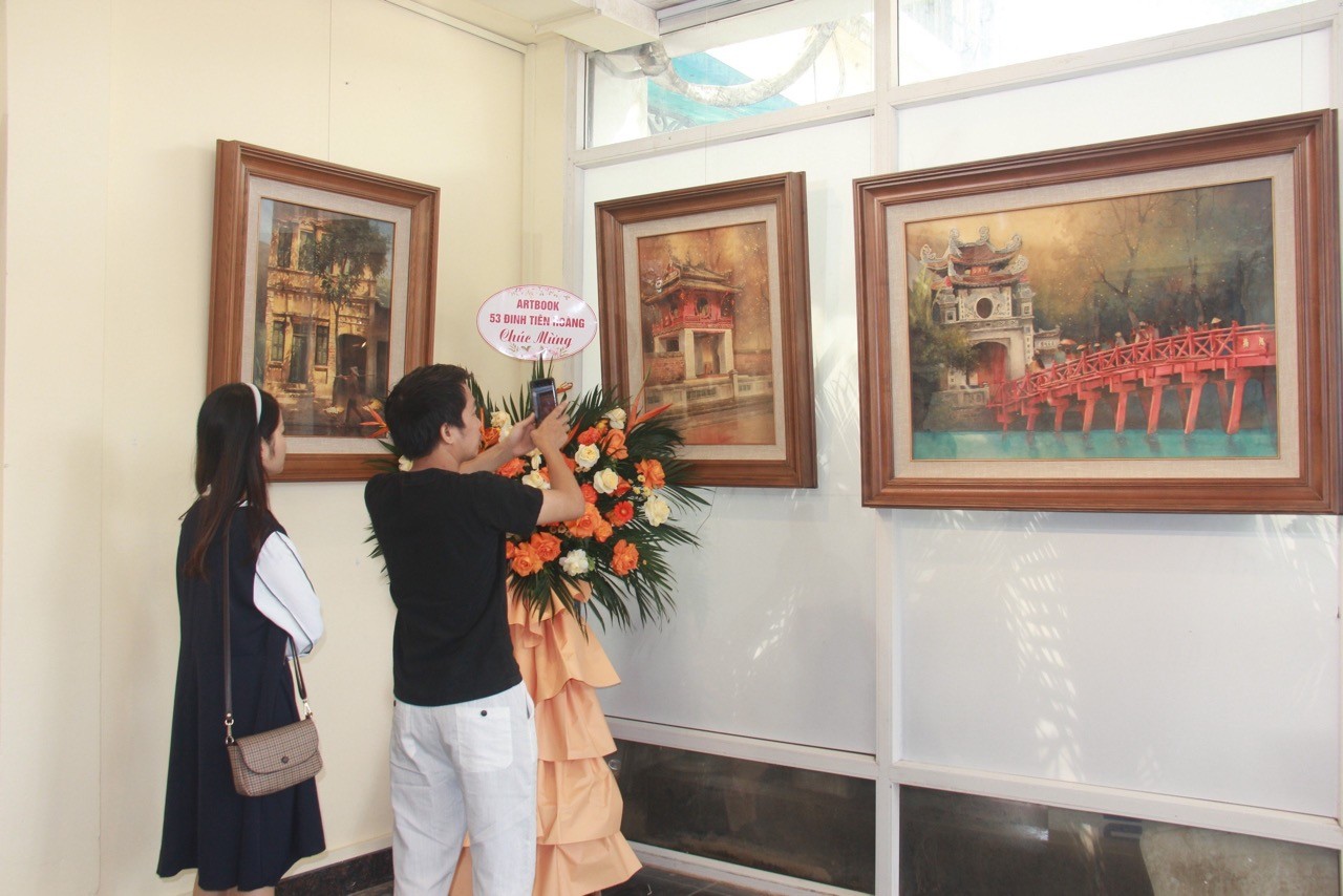 Saigonese Painter Exhibits "A Little Love for the City" in Hanoi