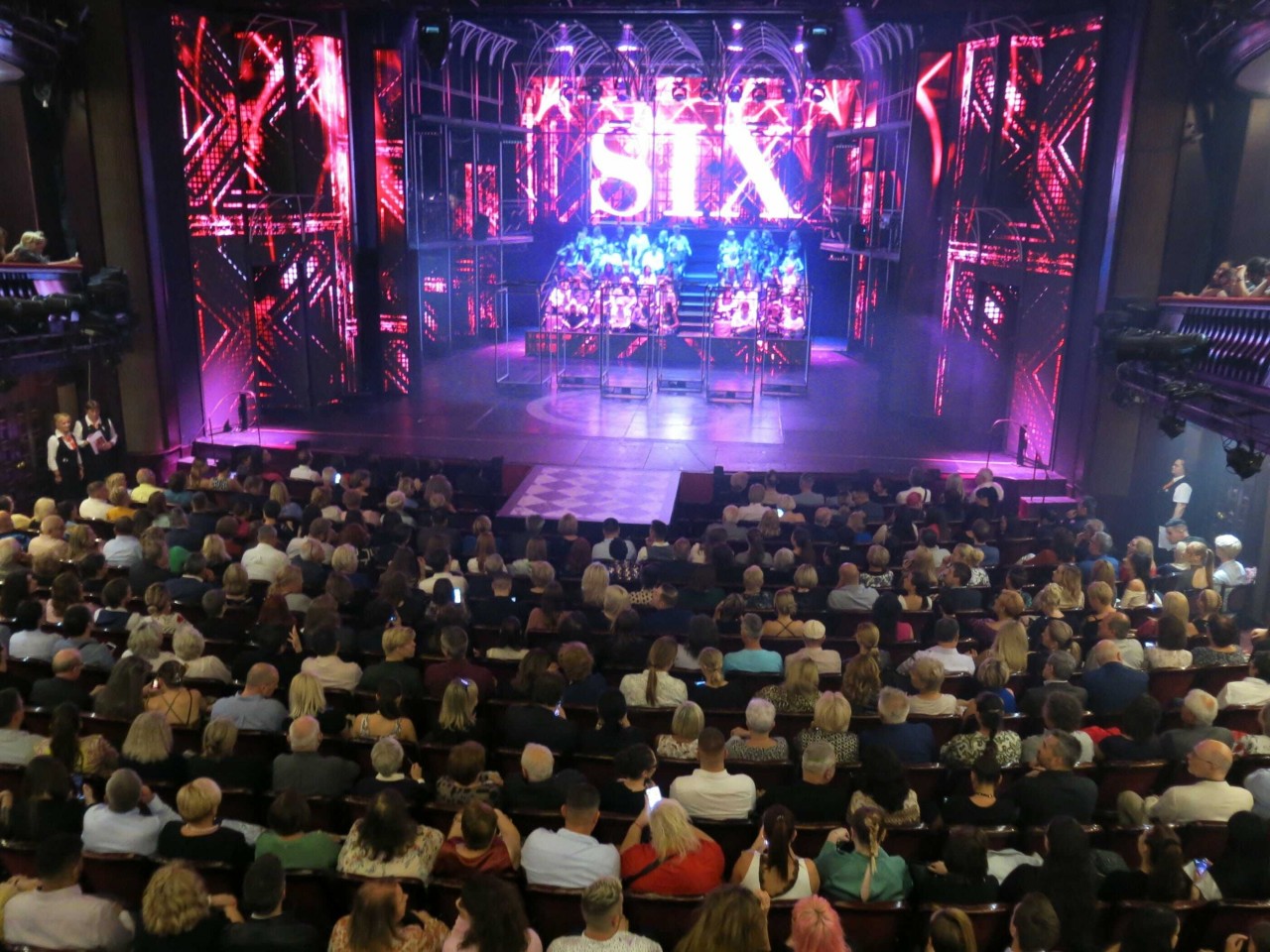 Vietnamese-Hungarian Singer Shines On Hungarian Stage