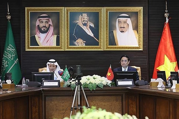 Prime Minister Pham Minh Chinh (R) at the Vietnam-Saudi Arabia Business Forum in Riyadh on October 19. (Photo: VNA)