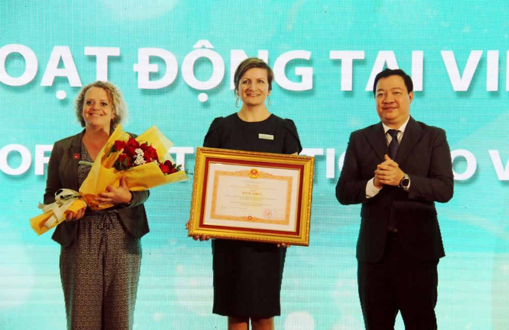 vvob receives certificate of merit for its contribution to vietnams education