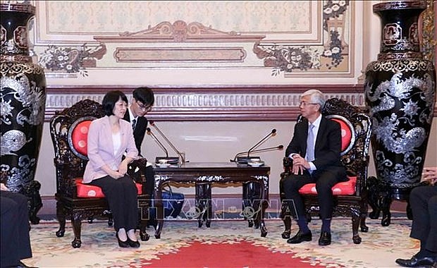 Vice Chairman of the Ho Chi Minh City People’s Committee Vo Van Hoa (R) meet with visiting Vice Chairwoman of the Guangxi Zhuang Autonomous Region Hui Guo Hua on November 16. (Photo: VNA)