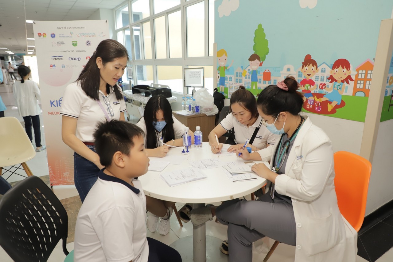 another 1000 disadvantaged children in ho chi minh city receive free health checks