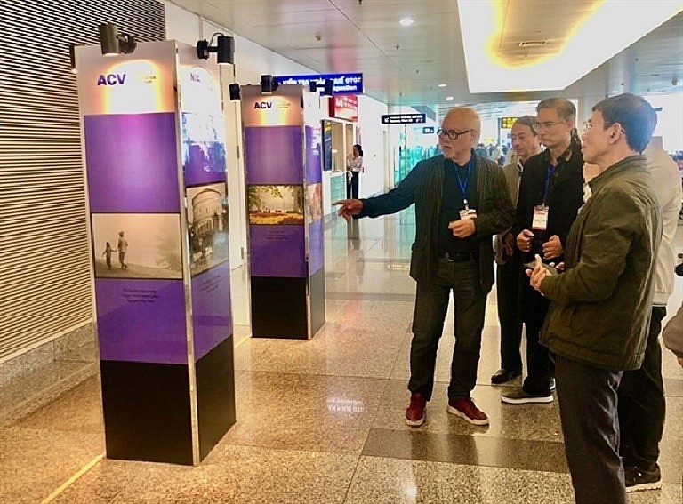 Guests view photos of Hà Nội presented at a small exhibition on the 3rd floor of Terminal 2 during the cultural week themed “Hương Sắc Hà Nội” (Colours of Hà Nội) held by the NIA. — Photo courtesy of NIA
