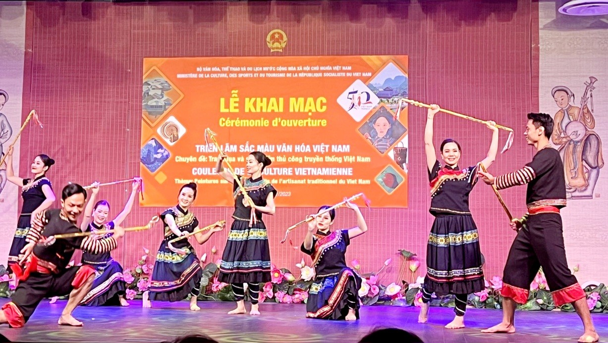 “Colors Of Vietnamese Culture” Exhibition Showcases Traditional Vietnamese Handcrafts