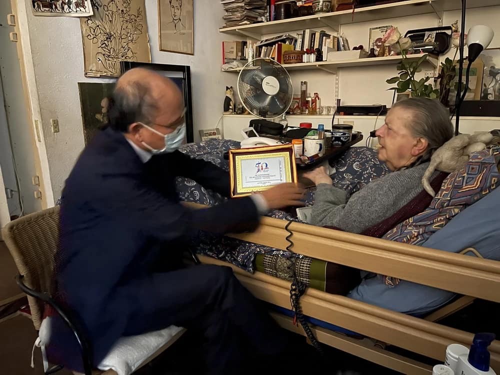 vietnams ambassador visits former journalist french resistance heroine madeleine riffaud