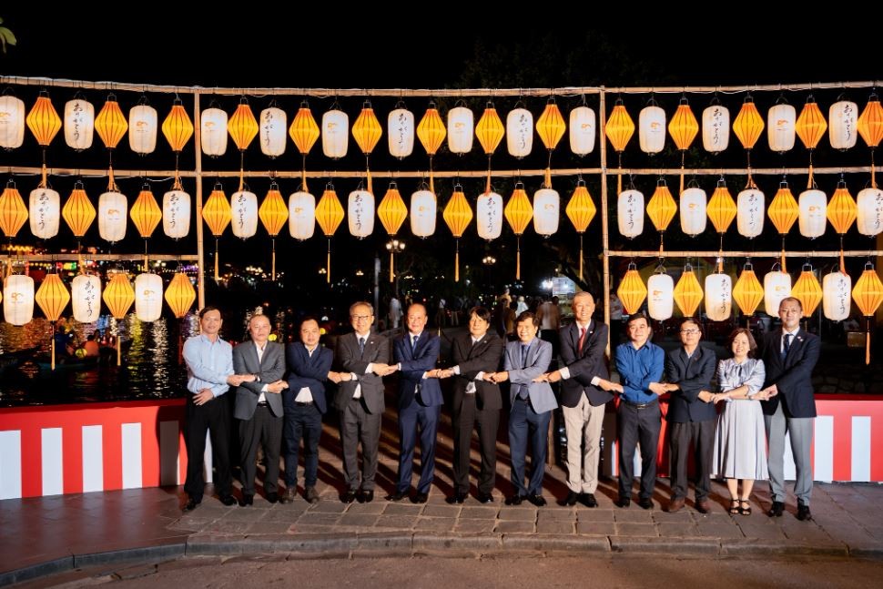lantern gate lighted up to commemorates 50th anniversary of japan vietnam diplomatic relations