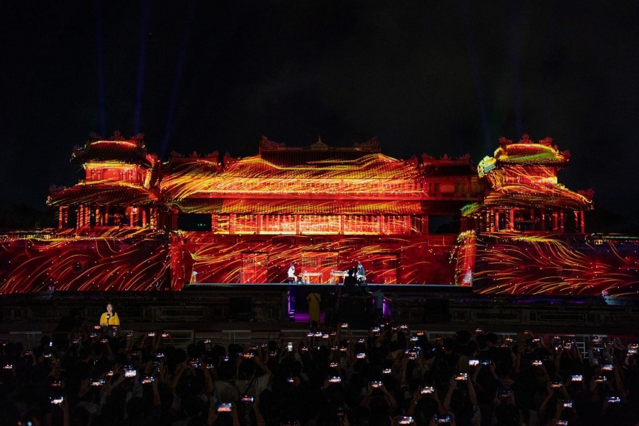 photos glittering light show at hue imperial citys ngo mon gate