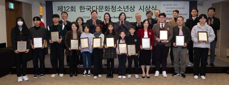 three vietnamese students among 12 winners of roks multicultural youth awards