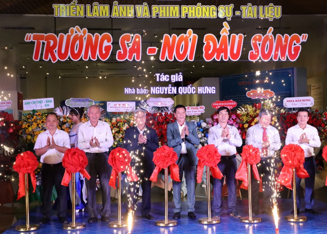 dak lak exhibits photos films models of truong sa archipelago