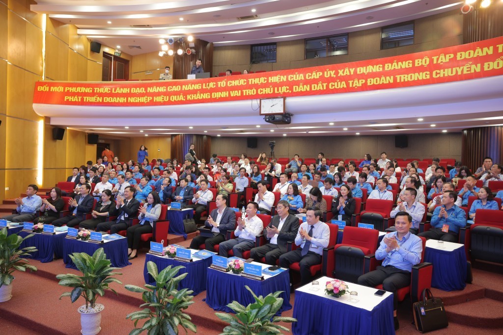 discussing solutions to improve effectiveness of propaganda and building working class
