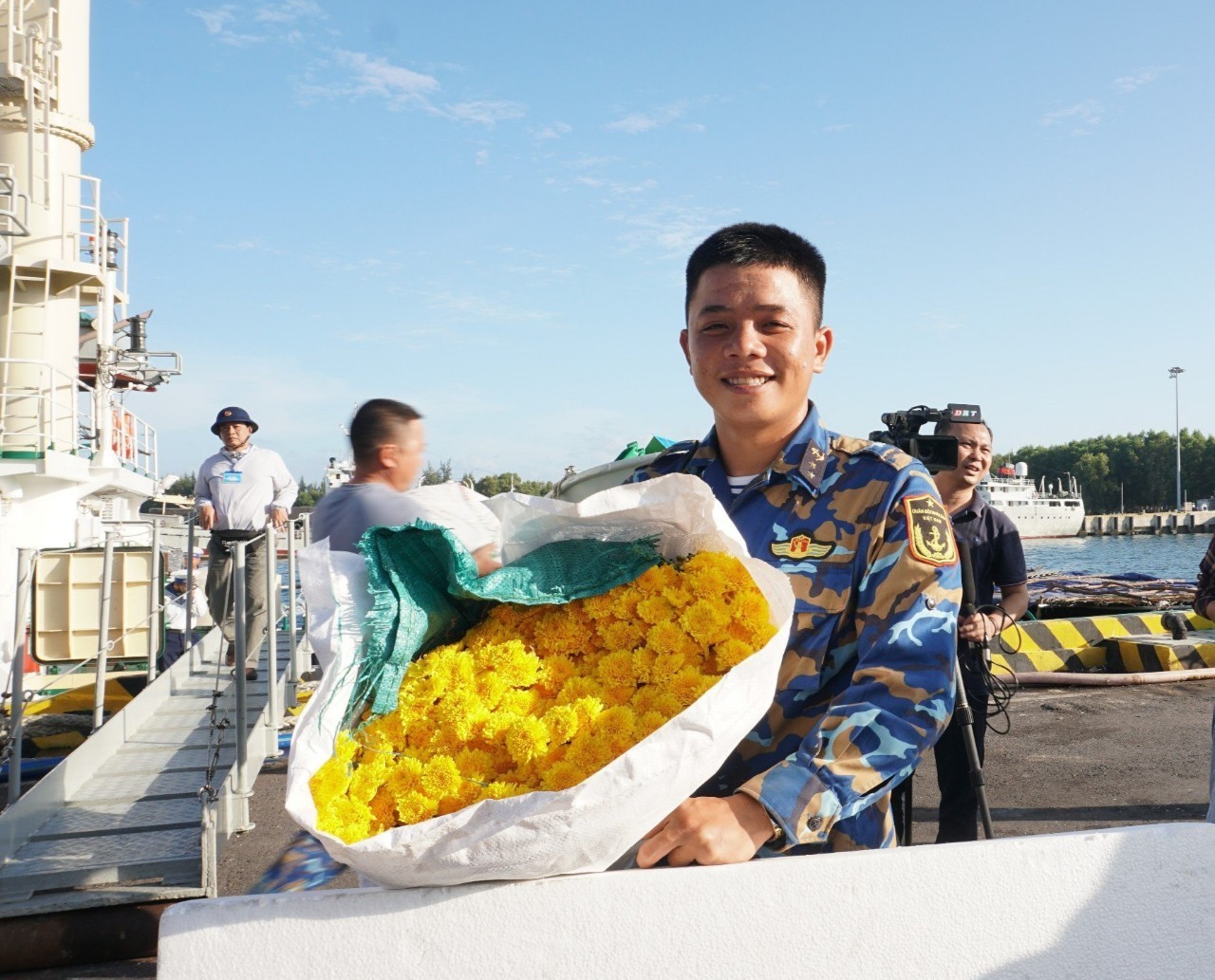 bringing tet to truong sa soldiers islanders