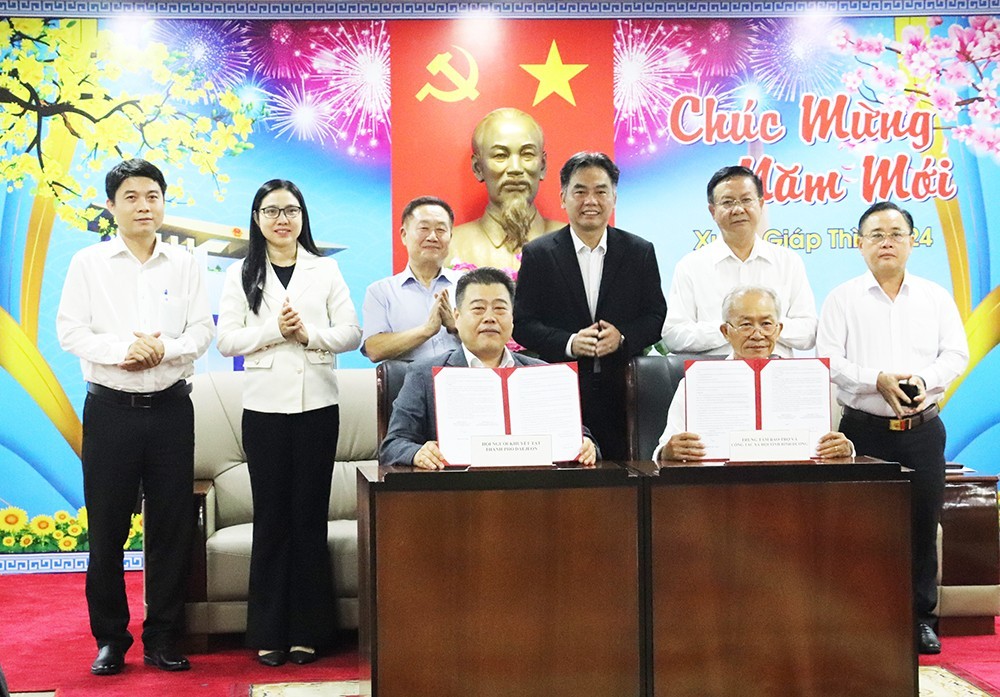 vietnams binh duong roks daejeon join hands to assist people with disabilities