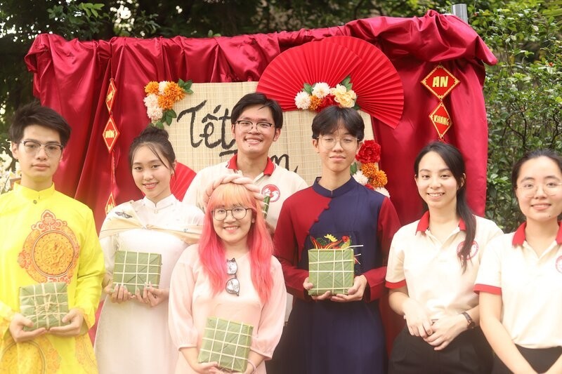 vietnamese in singapore and belgian celebrate tet with traditional dishes