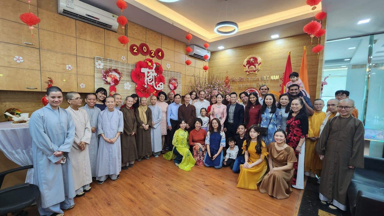 bustling vietnamese tet in many countries around the world