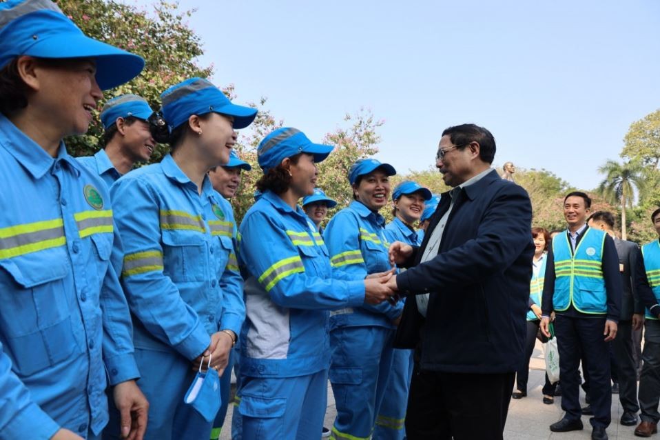 vietnam news today feb 13 prime minister visits workers on duty during tet holiday