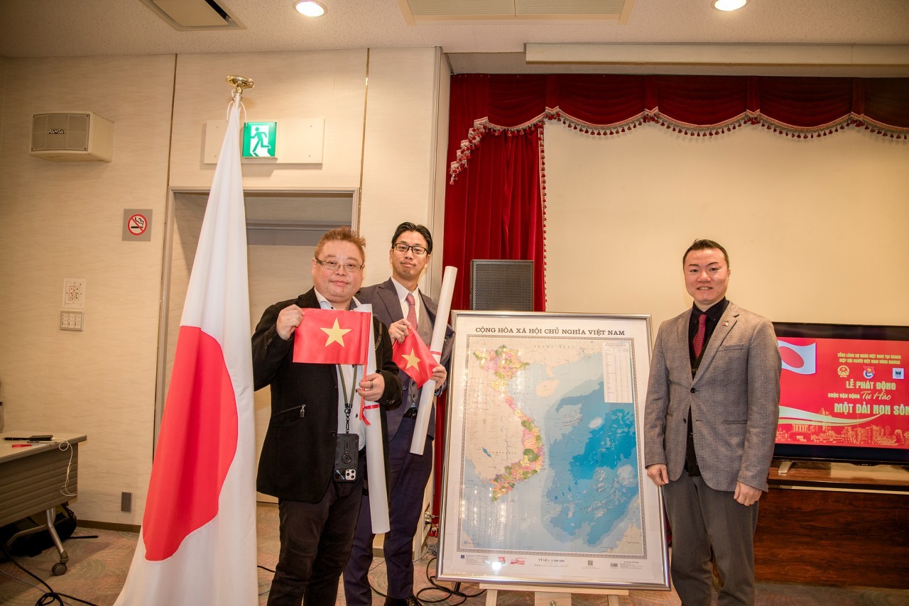 overseas vietnamese display homeland maps in japan