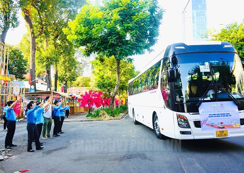 "Trade Union's Train Trip - Spring 2024" Held Simultaneously to Bring Workers Home for Tet