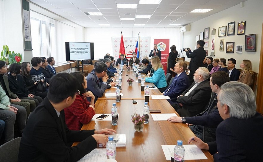 Vietnam Library Inaugurated in Moscow Research Institute