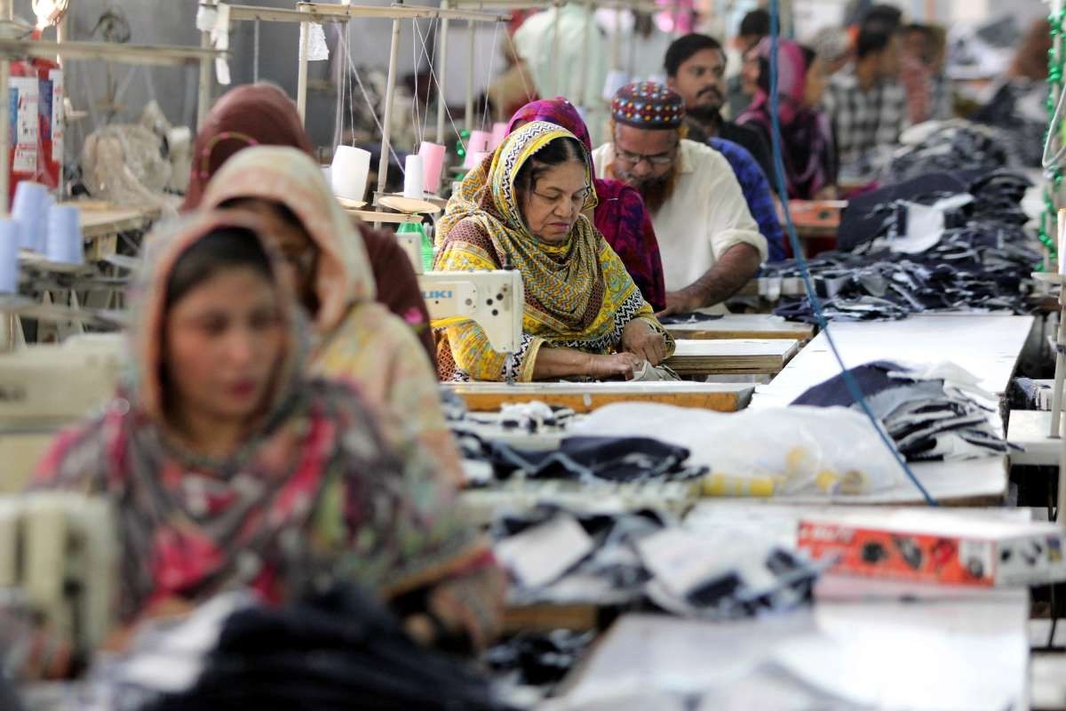 exodus pakistanis fleeing amid economic turmoil and political uncertainty