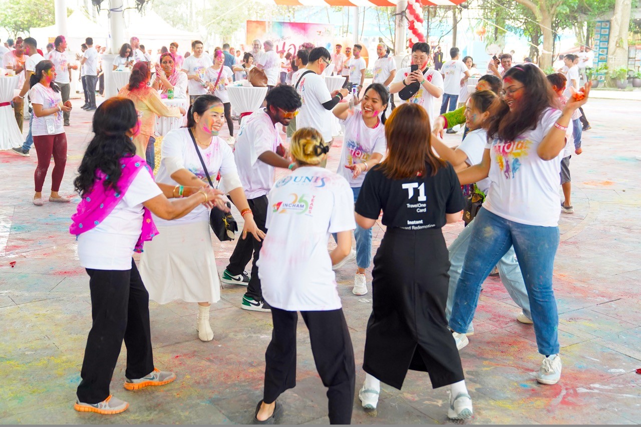 [Photo] Indian Festival of Color in Hanoi