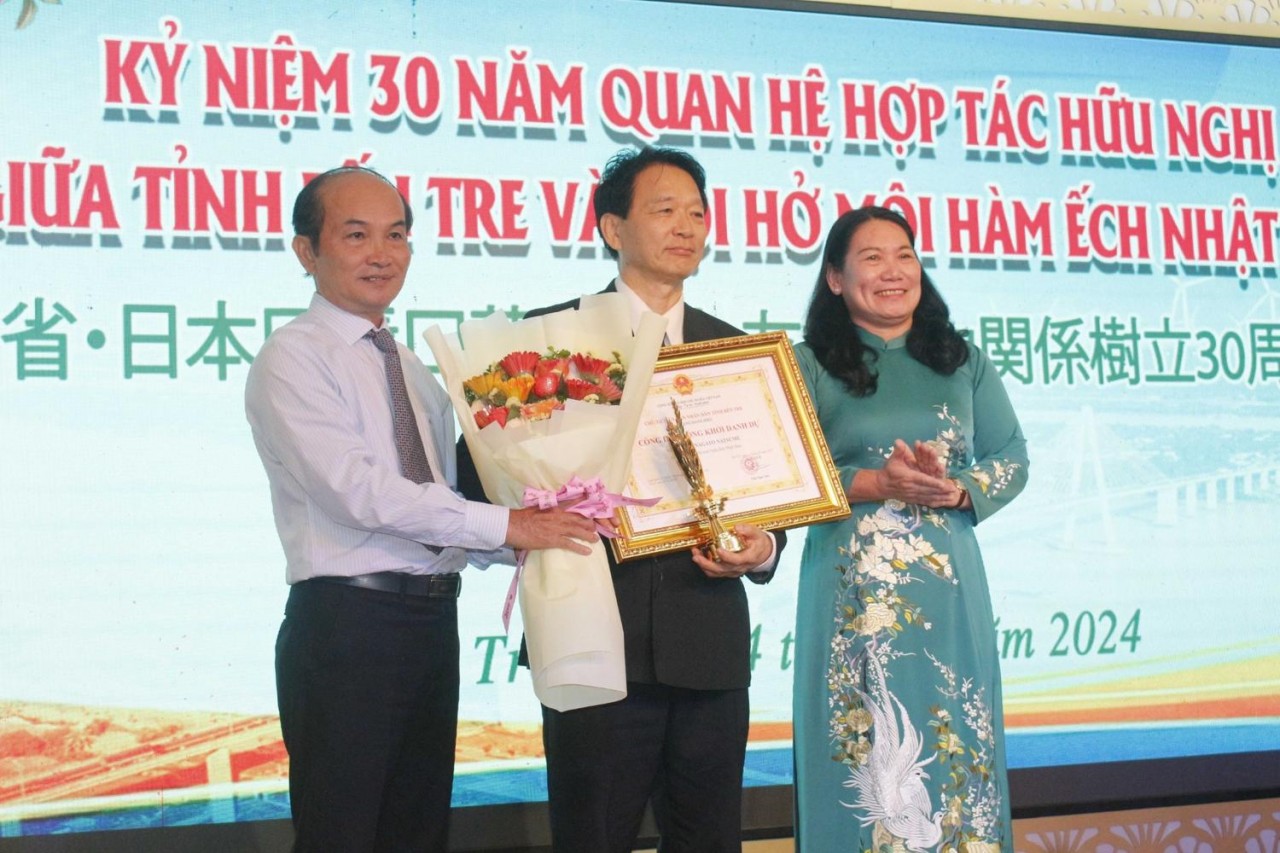 japanese professor becomes honorary citizen of dong khoi in ben tre province