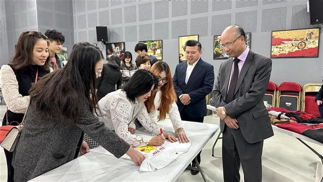 vietnamese students raise fund for residents soldiers at hoang sa truong sa