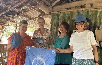 Head of France-Vietnam Friendship Parliamentarians' Group experiences Dao Tien Fabric Dye