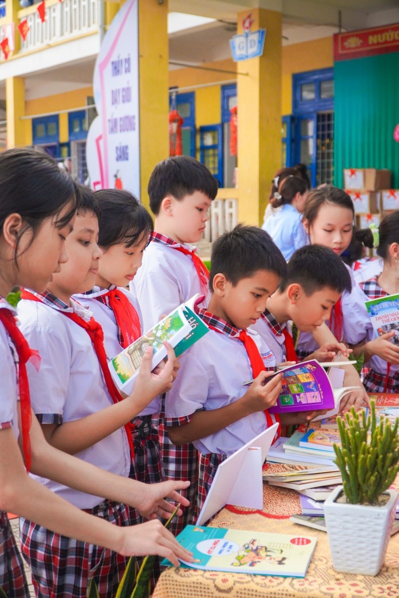 Zhi-Shan Foundation Hosts Bookcases Handle Ceremony in Phu Loc District