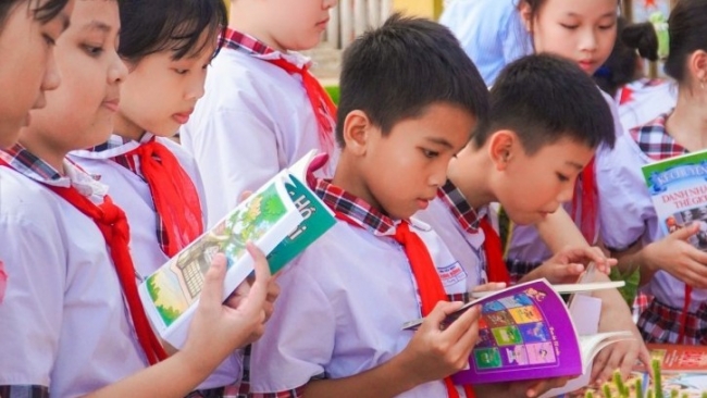 Zhi-Shan Foundation Hosts Bookcases Donation Ceremony in Hue