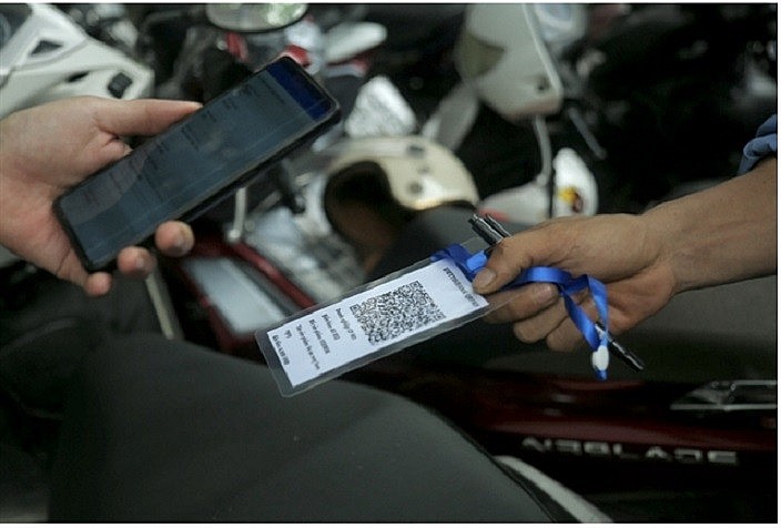 A driver using a QR code to pay their parking fee. Photo kinthedothi.vn
