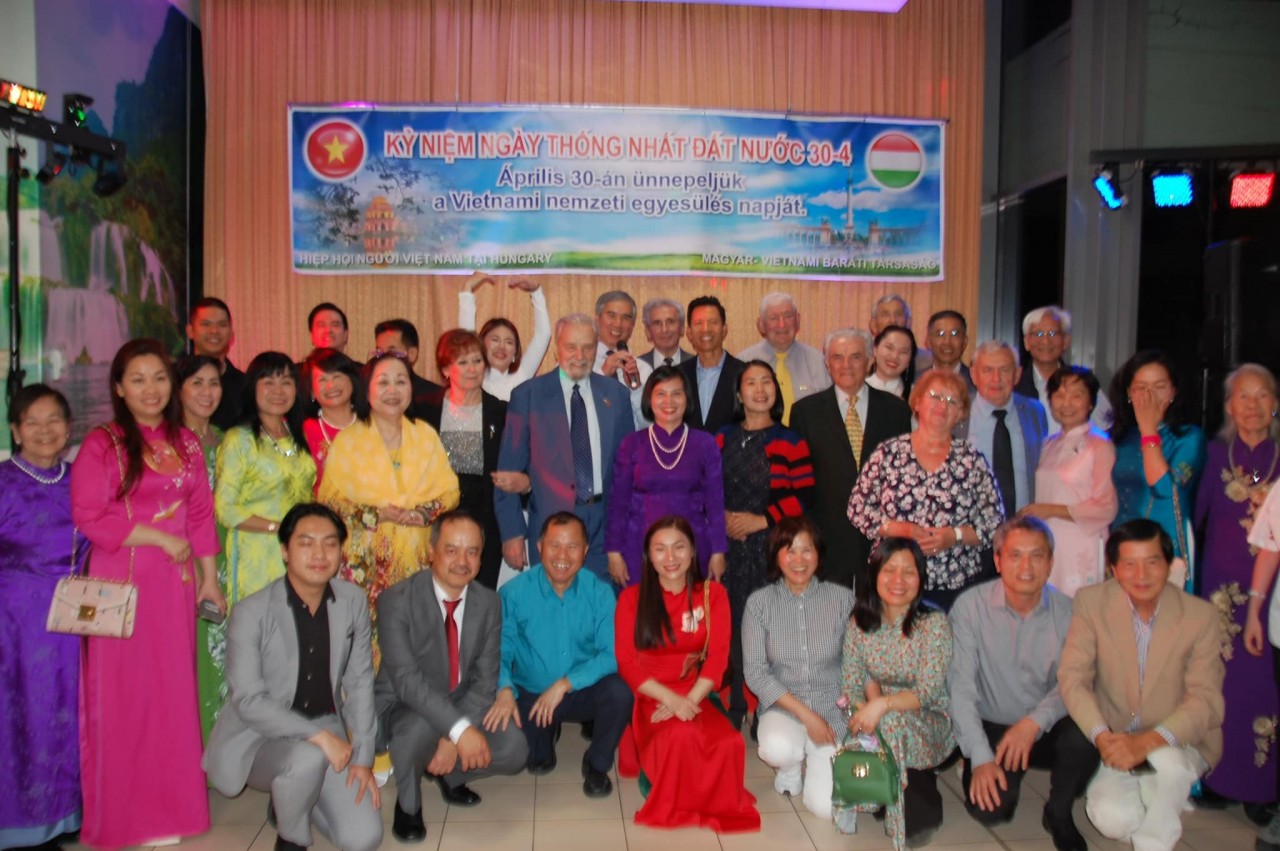 vietnamese in hungary meet to mark national reunification anniversary