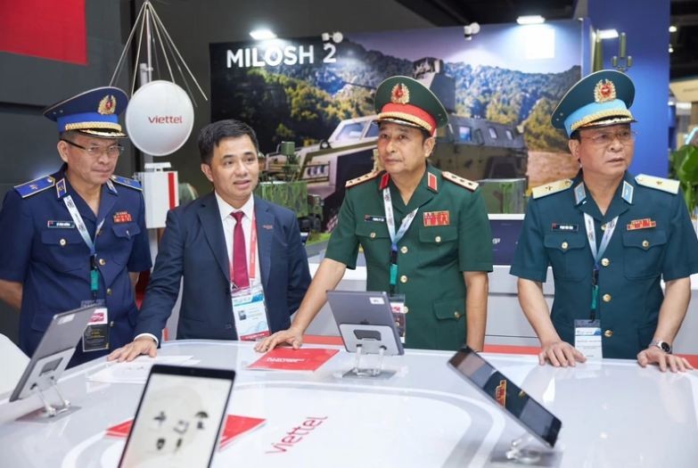 vietnamese delegation attends malaysias 18th defence services asia exhibition and conference