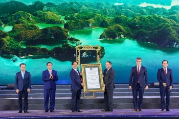 Ha Long Bay - Cat Ba Islands Dubbed World Natural Heritage by UNESCO
