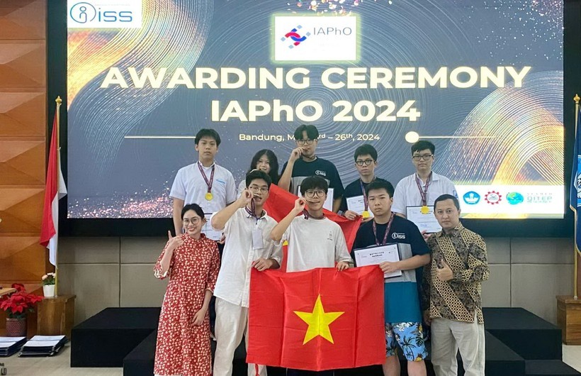 all 8 vietnamese students win medals at 2024 iapho