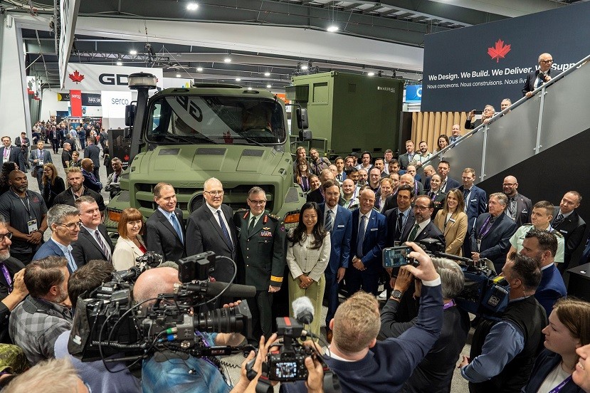 vietnams defense ministry attends canadas defence security exhibition