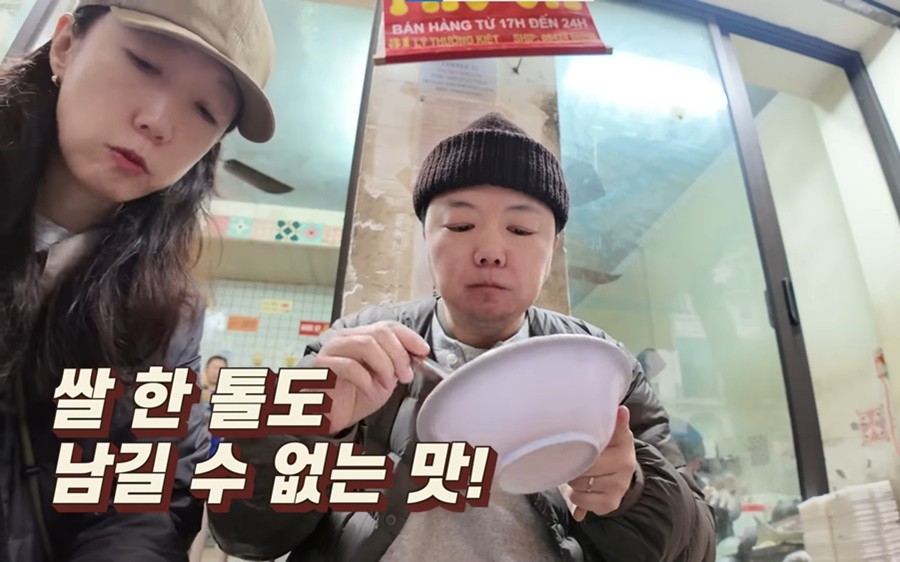 korean bloggers amazed by vietnamese street vendors xoi wrapping skills