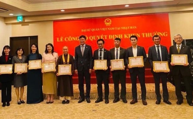expats recieve awards for helping vietnamese community in japan