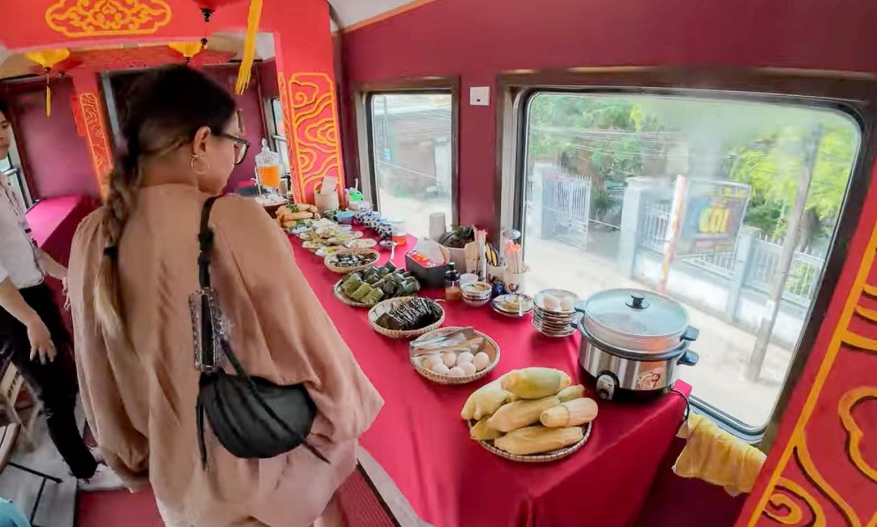 Samy and his girlfriend enjoy a meal on the train. The two guests were impressed as the utensils, such as spoons and plates, were made of eco-friendly materials. (Source: Social Samy.)