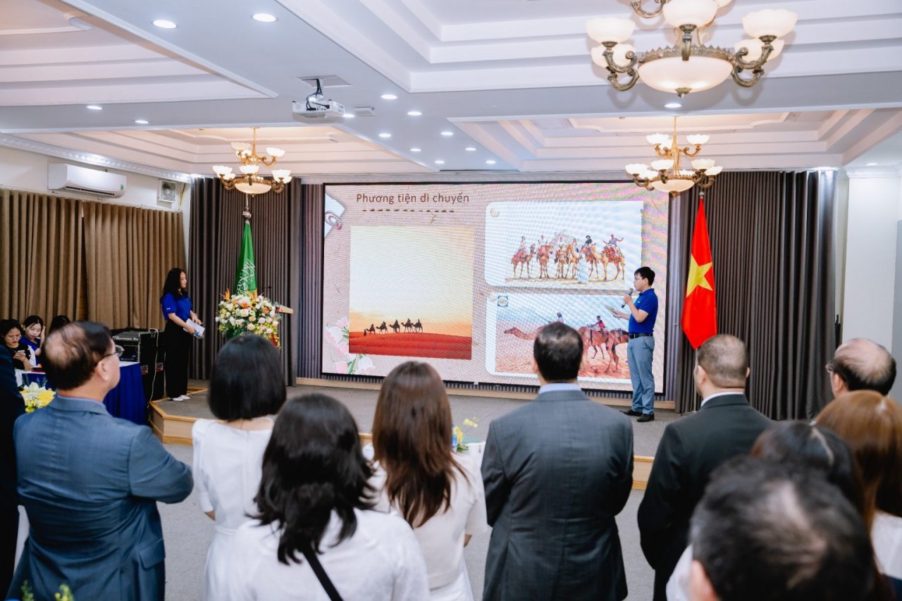 vietnamese students get to know camelss role in life of arabs