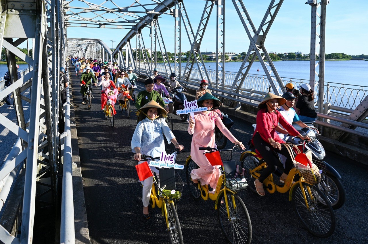 ao dai cycling event in hue attracts hundreds of participants
