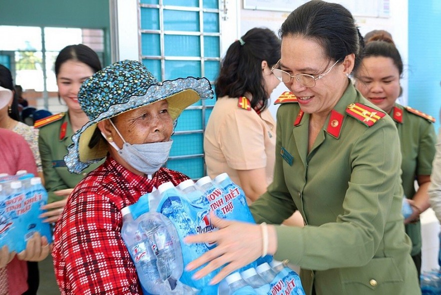 “Droplets of gratitude” continue to “flow” to West Mekong Delta communities to support people in drought-stricken areas