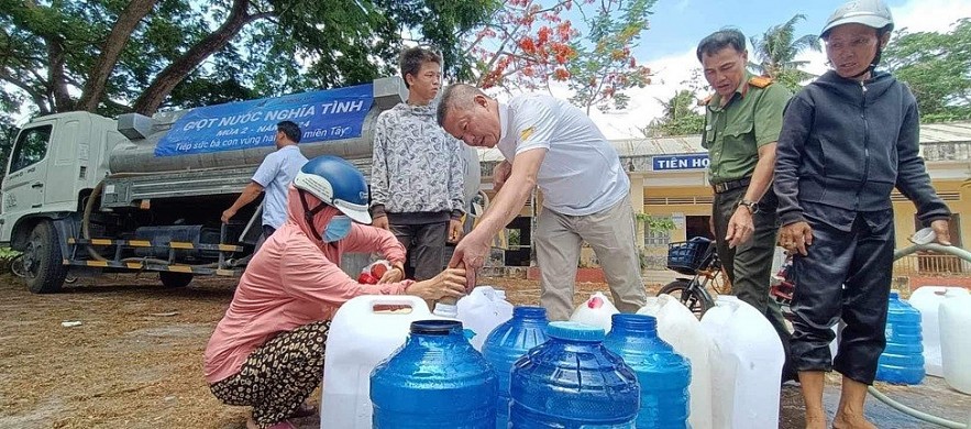 “Droplets of gratitude” continue to “flow” to West Mekong Delta communities to support people in drought-stricken areas