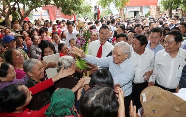 General Secretary Nguyen Phu Trong with the people of Thuong Dien village, Vinh Quang commune, Vinh Bao district during the Great National Unity Festival in Hai Phong city in November 2017. When he walked through the village, many elderly and children approached to shake hands and present flowers. He shook hands in return and expressed his happiness at seeing the people's lives continuously improving, with clean houses, village roads, and alleys. (Photo: VNA).