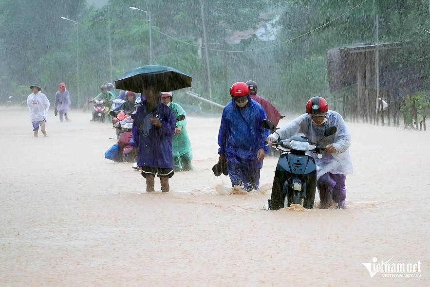 Heavy rains cause flooding in Ha Tinh in October 2023. Photo: Thien Luong